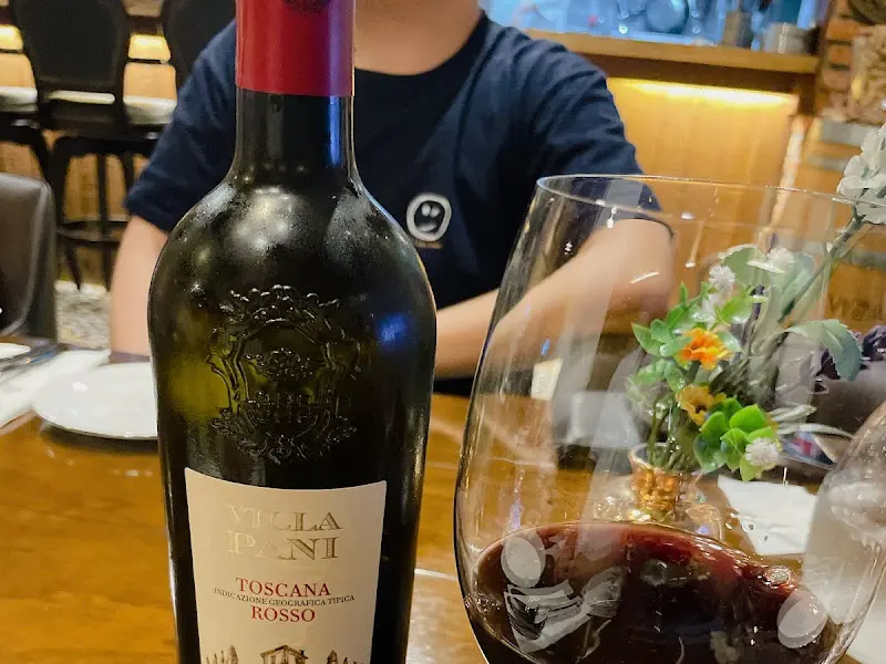 테이블 위에 놓인 와인과 와인잔