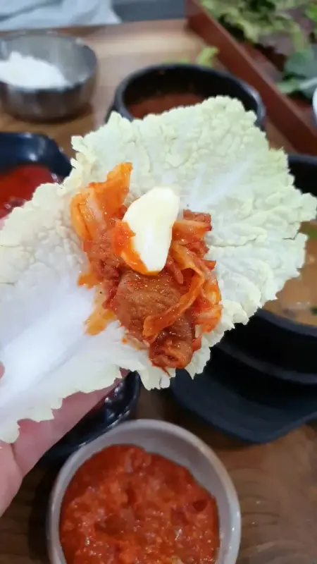 쌈 채소와 제육볶음