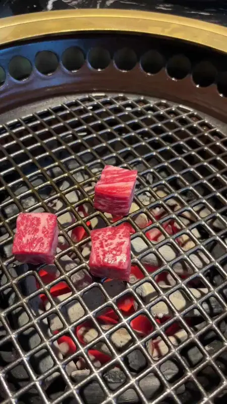 숯불 위에서 익어가는 한우