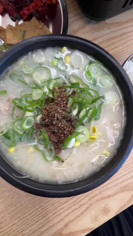 깔끔하고 시원한 하얀국밥