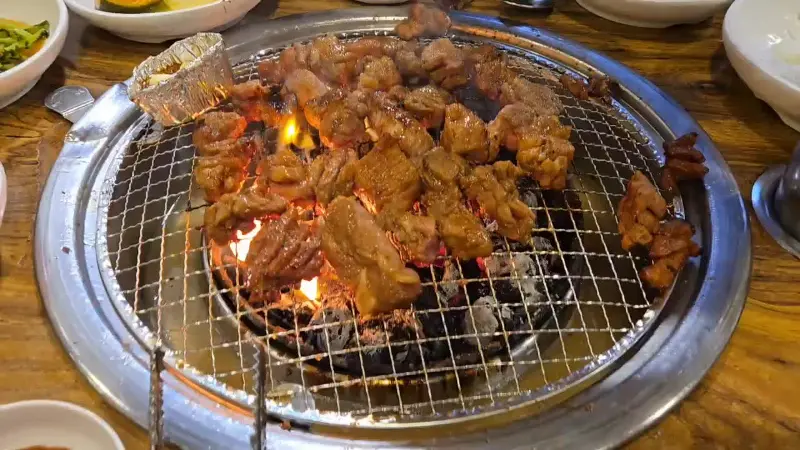 돼지갈비가 익어가는 모습