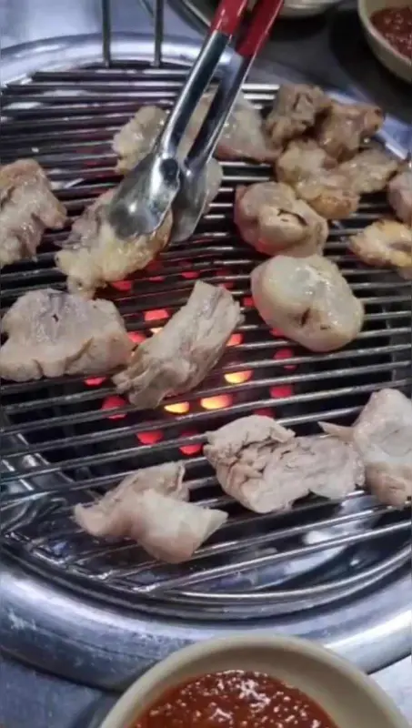 불판 위에서 익어가는 꼬리의 모습