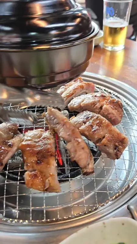 숯불 위에서 구워지고 있는 쪽갈비