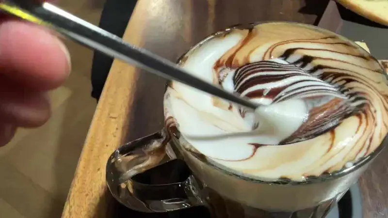 커피 위에 올려진 초콜릿