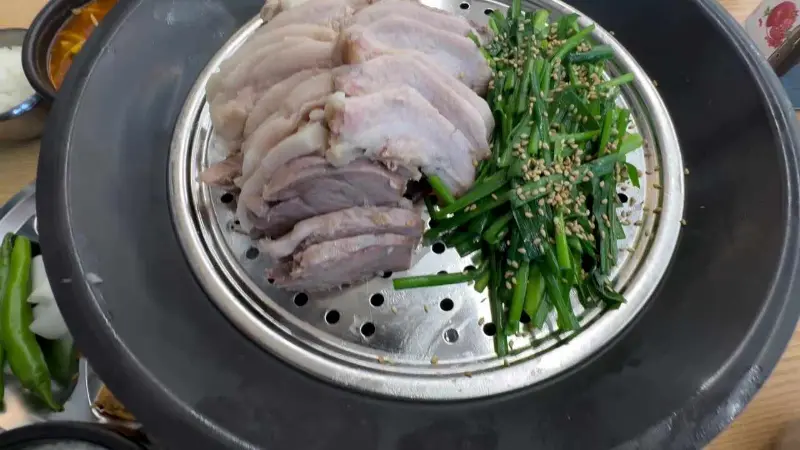 윤기가 자르르 흐르는 수육과 먹음직스러운 갓김치