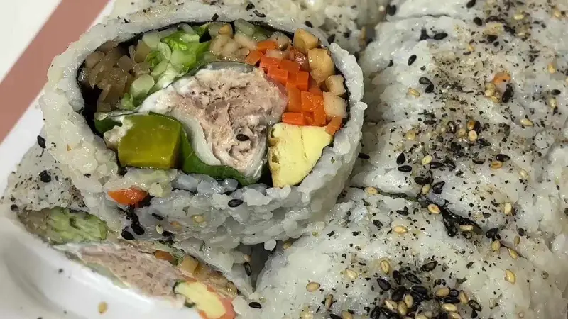참치김밥 단면