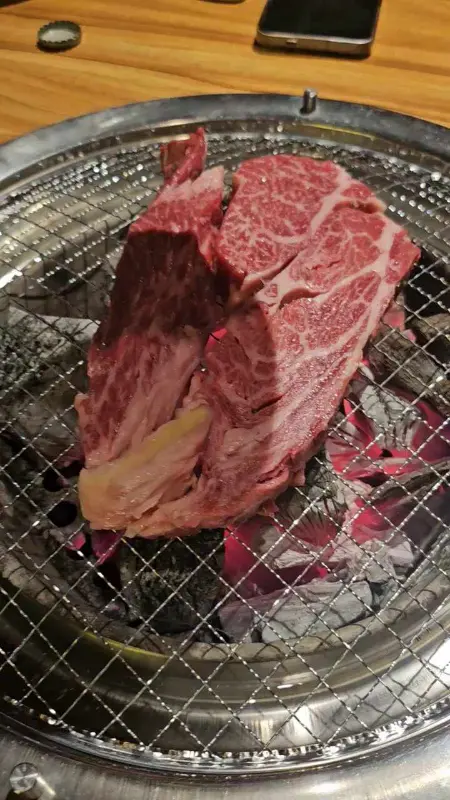 숯불 위에서 익어가는 두툼한 소고기