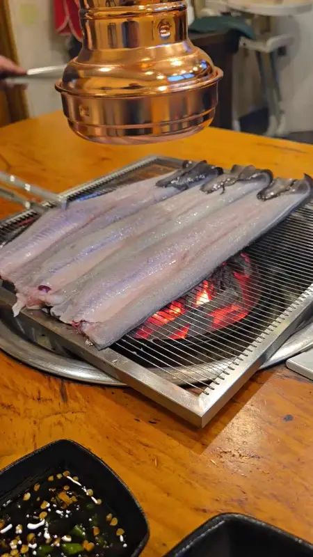 숯불 위에서 익어가는 장어