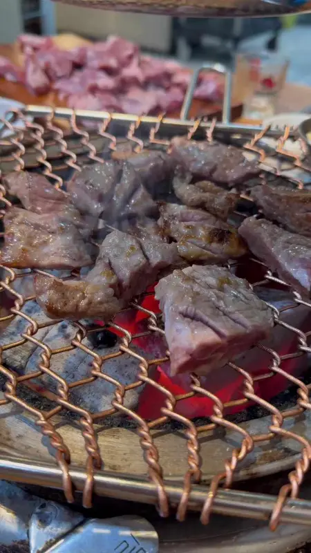 숯불 위에서 구워지는 갈매기살