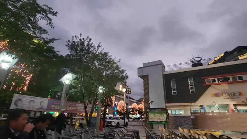 저녁 노을이 지는 부곡온천 거리의 모습