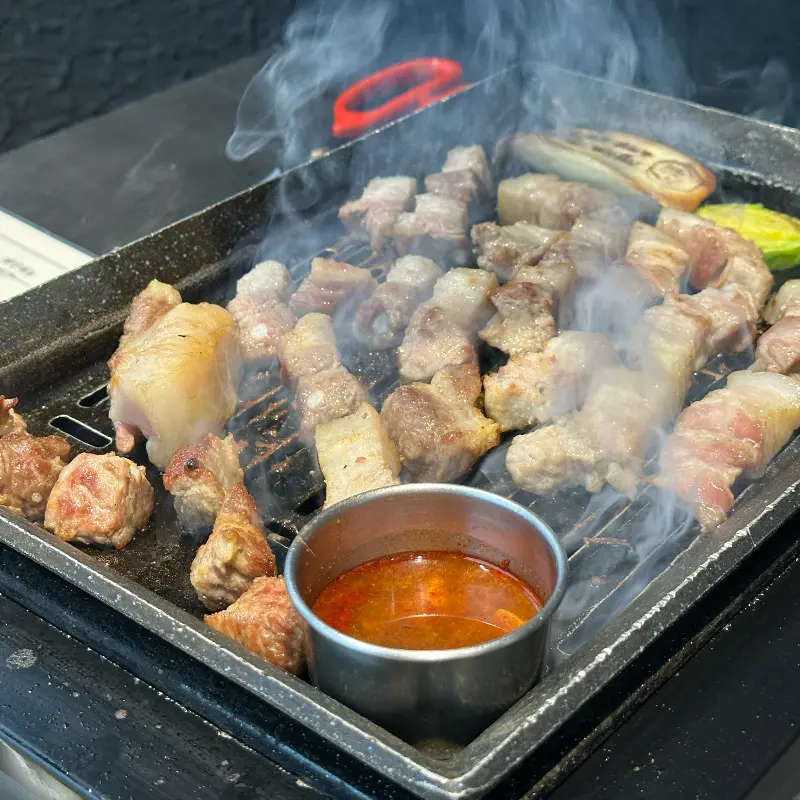 맛있게 구워지고 있는 흑돼지