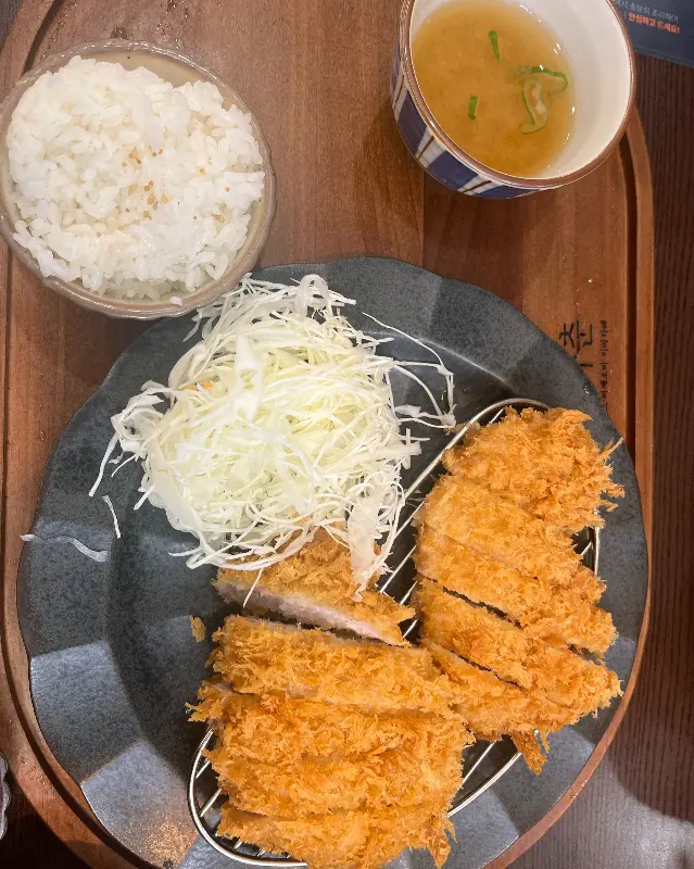 돈까스 정식 한 상 차림