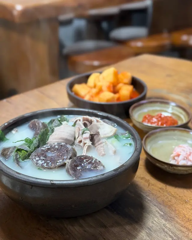 정갈하게 차려진 내장국밥 한 상