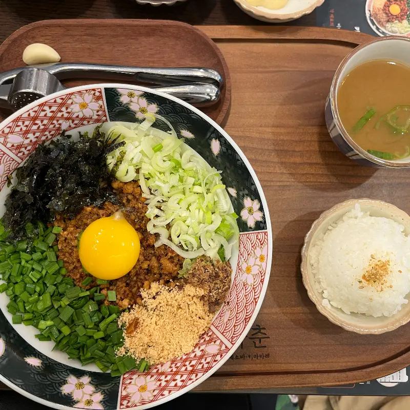 다양한 고명이 푸짐하게 올려진 마제소바