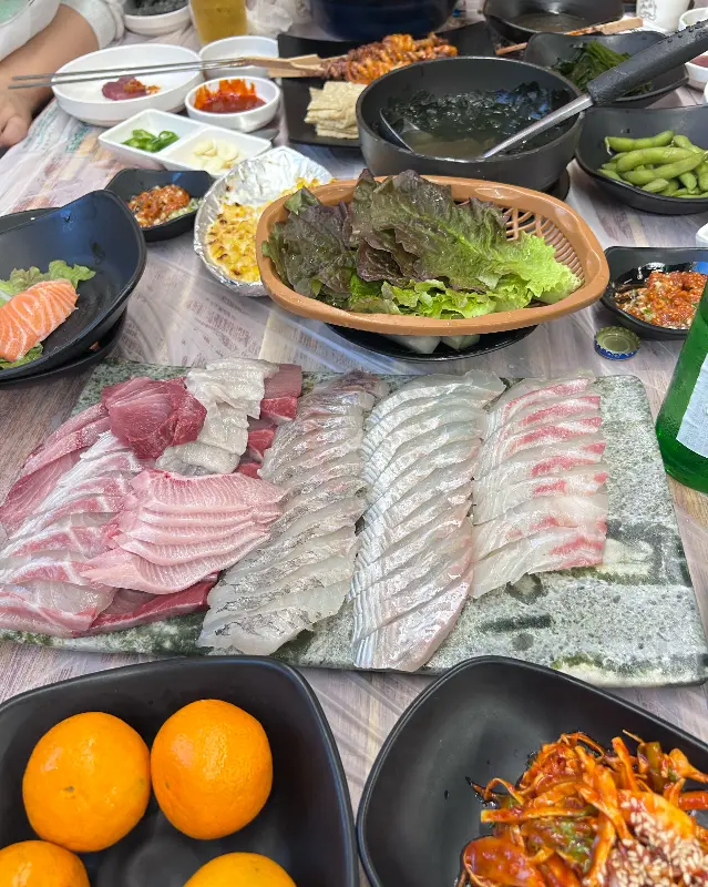 푸짐한 한상차림 전체 샷