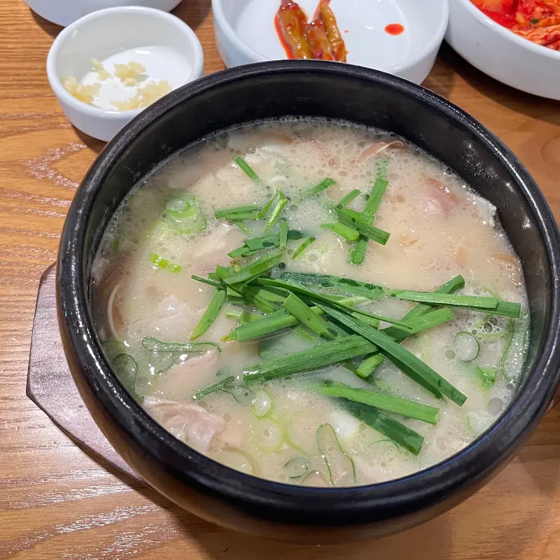 뽀얀 국물에 송송 썰린 파가 얹어진 돼지국밥