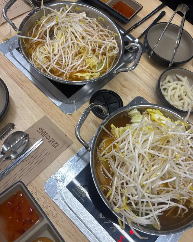 개인별로 준비된 샤브샤브 냄비와 다양한 소스