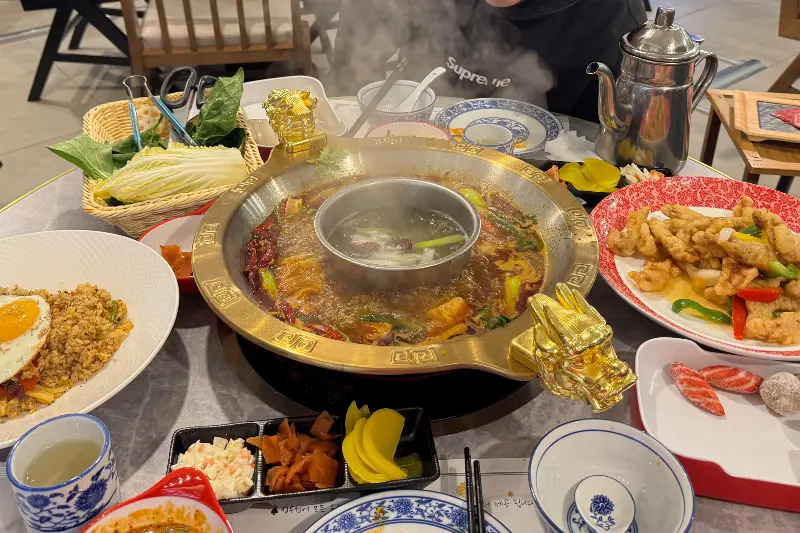 푸짐한 훠궈 한 상 차림