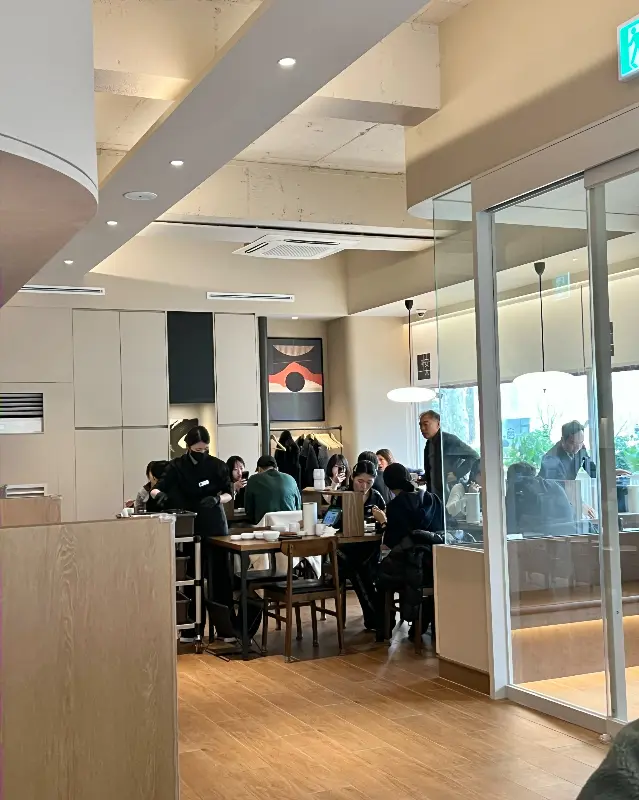 깔끔하고 고급스러운 매장 내부