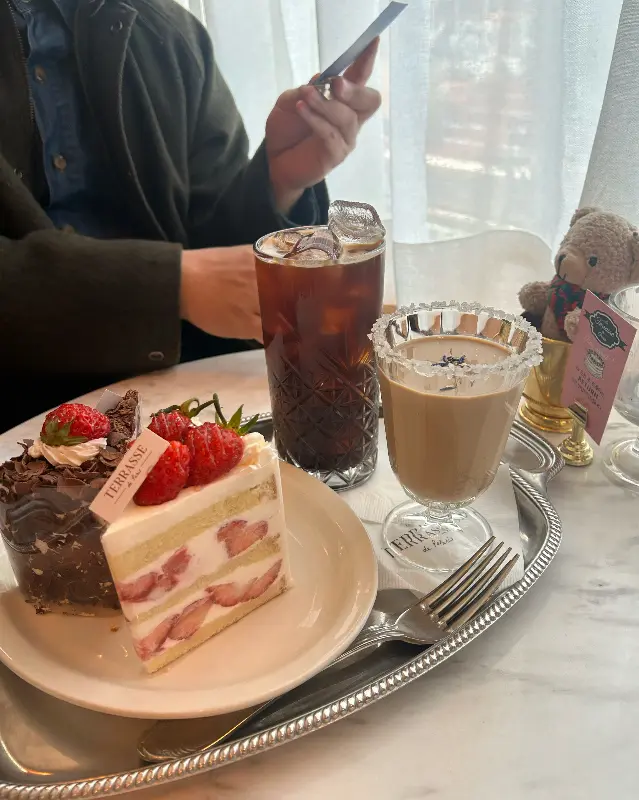 케이크와 음료의 완벽한 조화