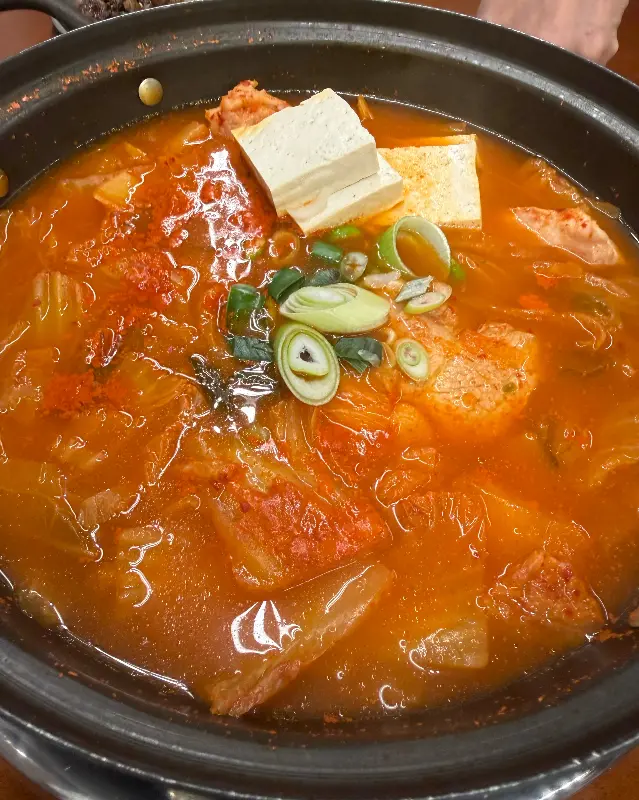 돼지고기, 두부, 김치가 듬뿍 들어간 김치찌개