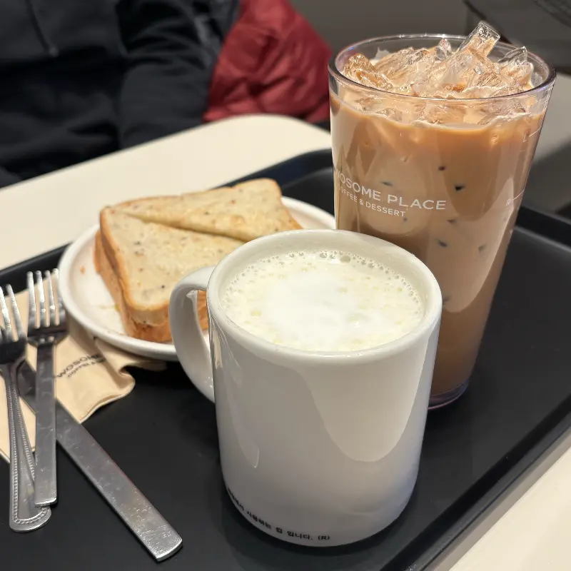 불고기 샌드위치와 바닐라 라떼