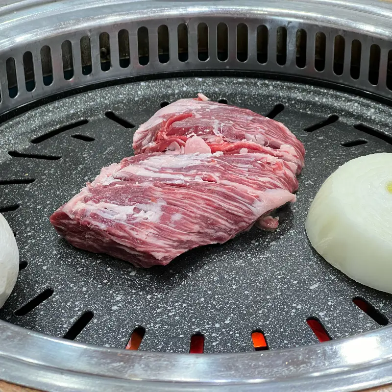 불판 위에 구워지고 있는 안창살