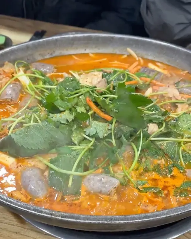 참나물이 듬뿍 들어간 순대전골