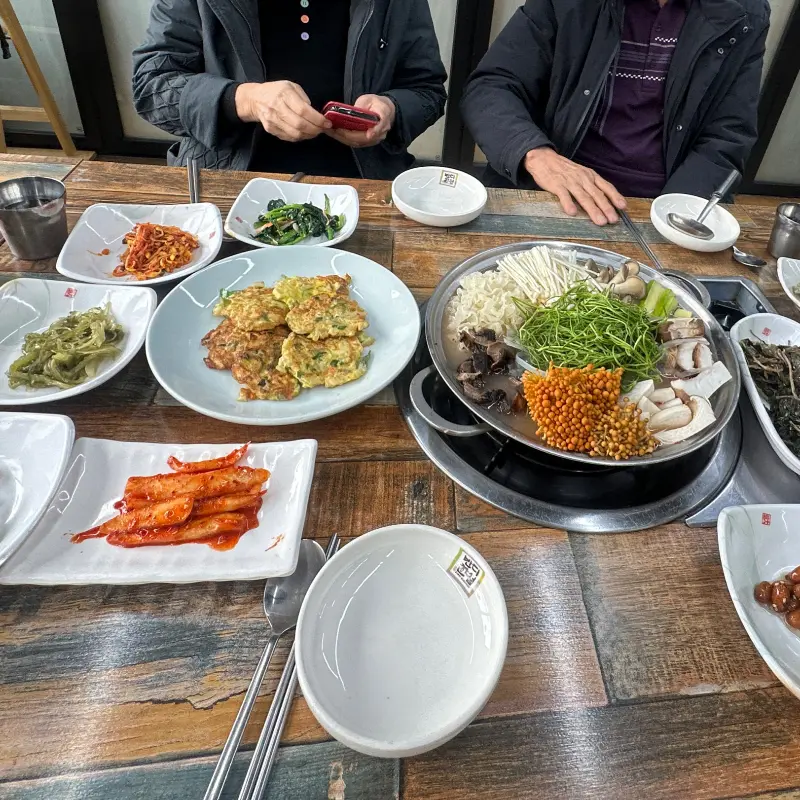 푸짐하게 차려진 밑반찬과 능이버섯전골