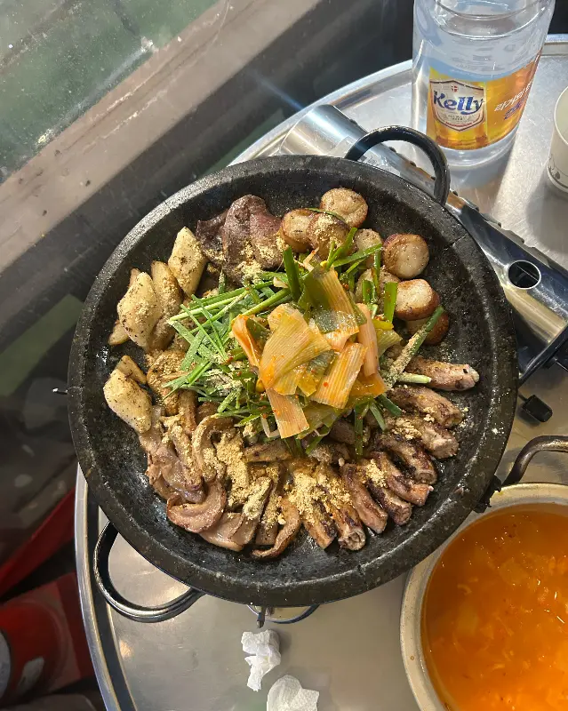 푸짐하게 담겨 나온 곱창모듬