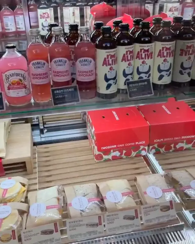다양한 음료와 디저트가 진열된 쇼케이스