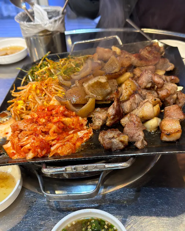 다양한 곁들임 메뉴와 함께 구워먹는 뒷고기