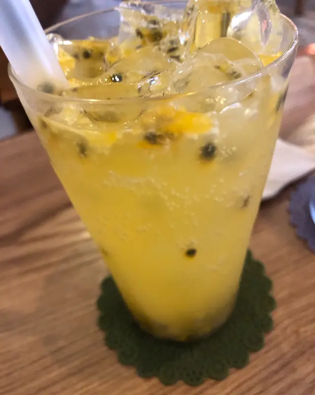 신선한 자몽이 가득 들어간 자몽 주스