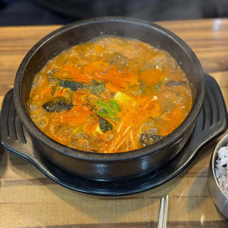 뚝배기에 담겨져 나오는 얼큰 곰탕