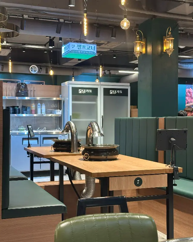 테이블 간 간격이 넓어 편안한 식사가 가능한 내부 모습