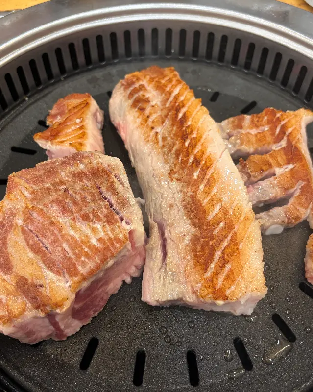 노릇노릇 익어가는 고기