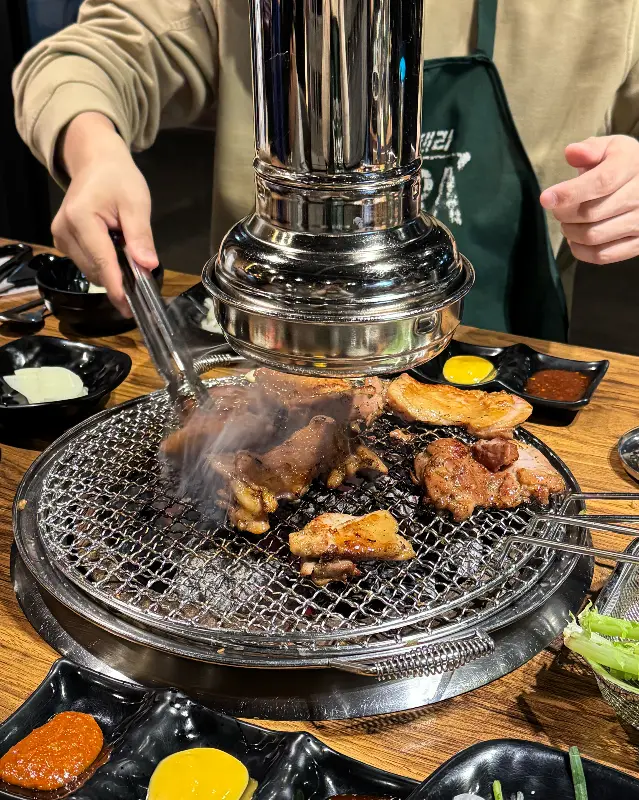 숯불닭갈비를 굽는 모습
