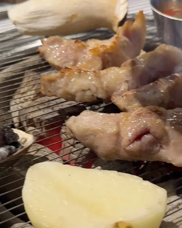 숯불 위에서 맛있게 익어가는 꼬들목살