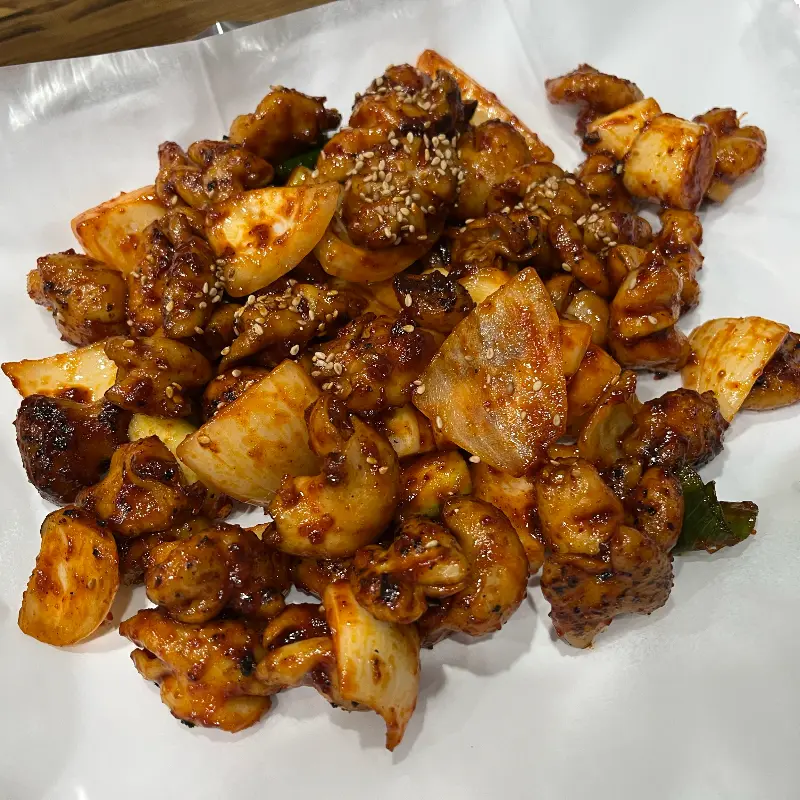 맛있게 양념된 곱창과 갈비