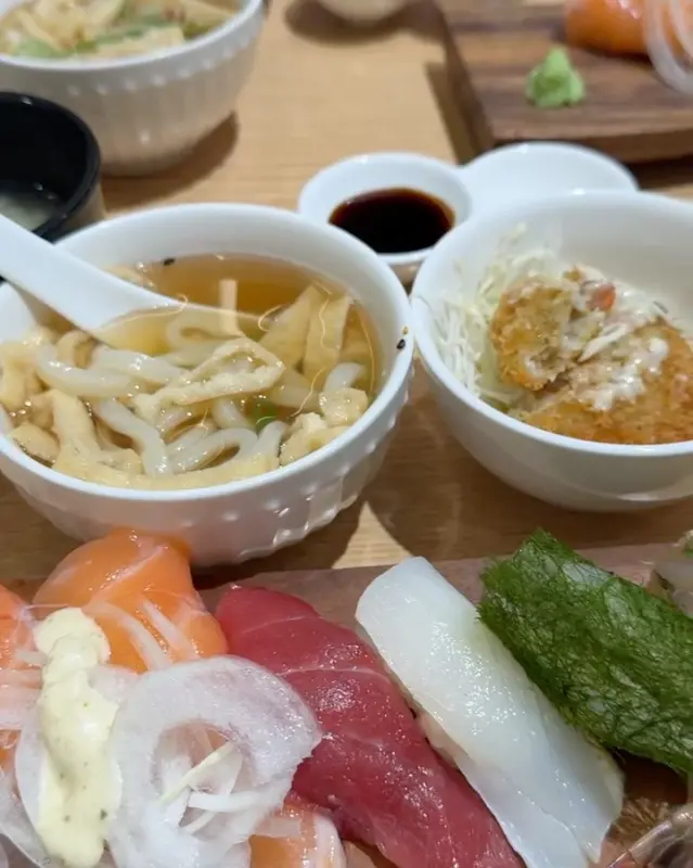 테이블 위에 놓인 초밥과 우동