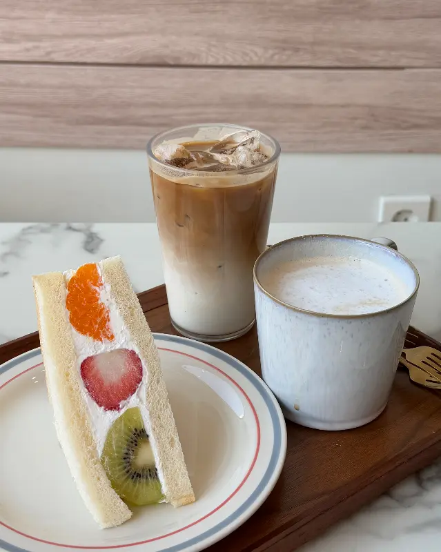 테이블 위에 놓인 후르츠 산도와 라떼