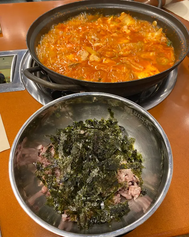 김가루와 함께 비벼먹는 흑미밥