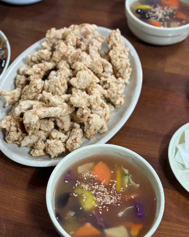 갓 튀겨져 나온 듯한 따뜻한 탕수육