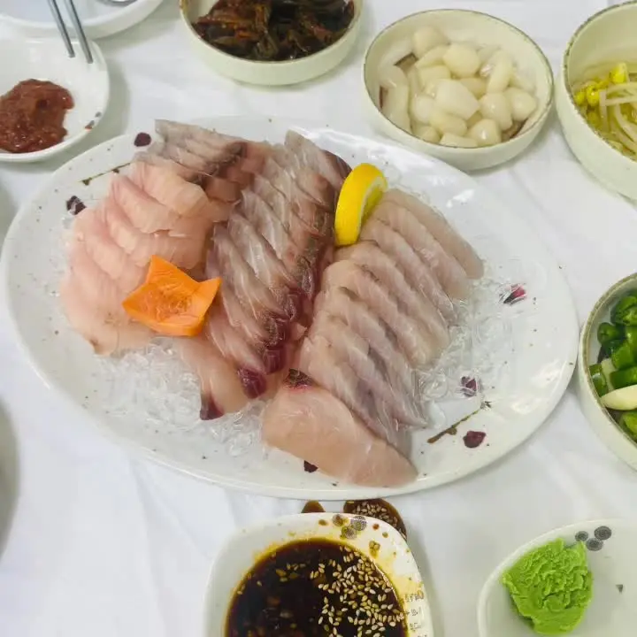 윤기가 흐르는 삼치회 한 상 차림