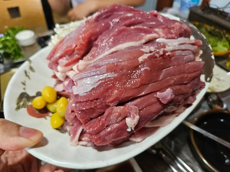 푸짐한 오리고기 한 접시