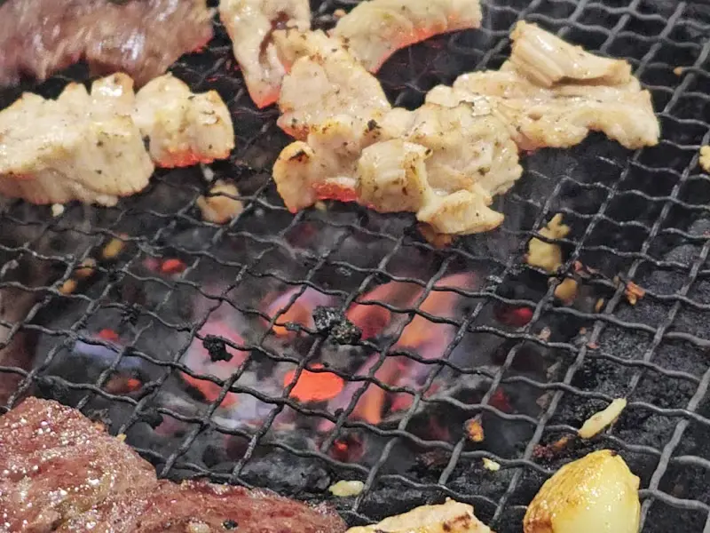 연탄불 위에서 익어가는 곱창