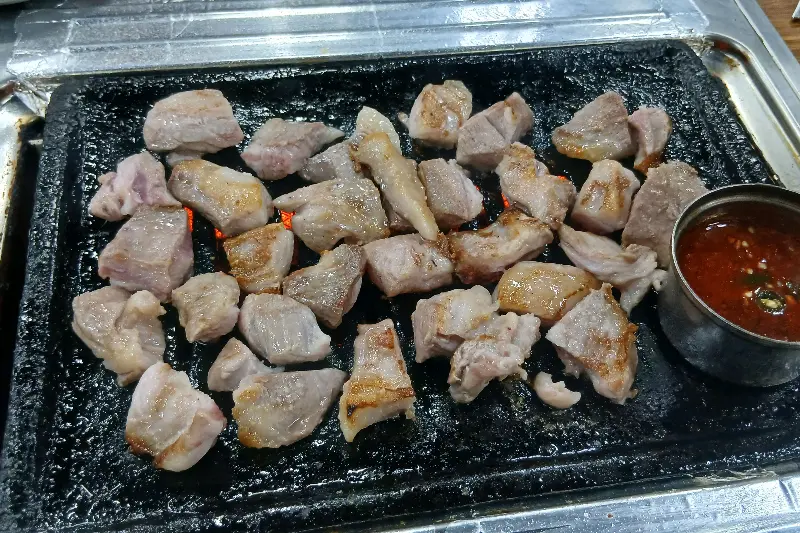 불판 위에서 익어가는 뽈살