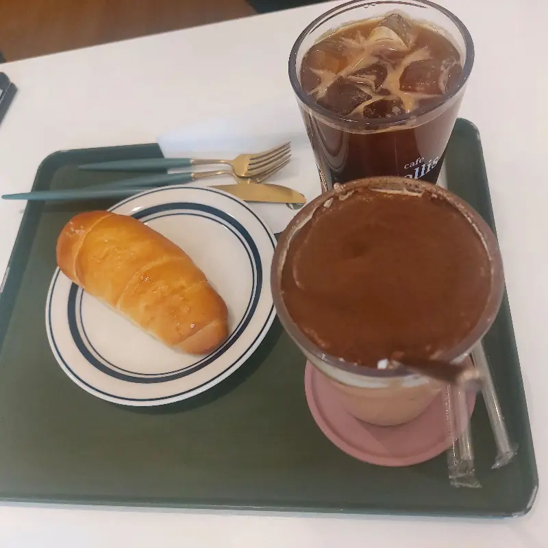 티라미수 라떼와 소금빵