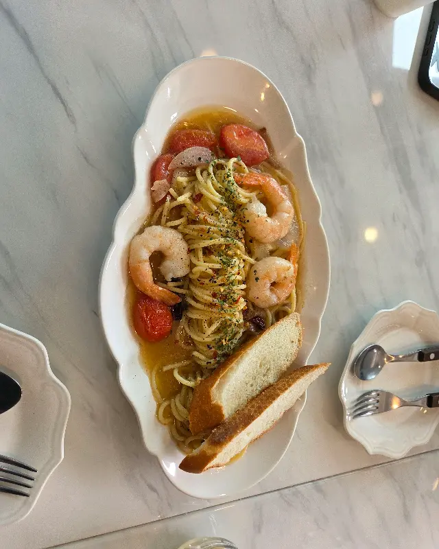 파스타와 빵이 함께 놓인 모습