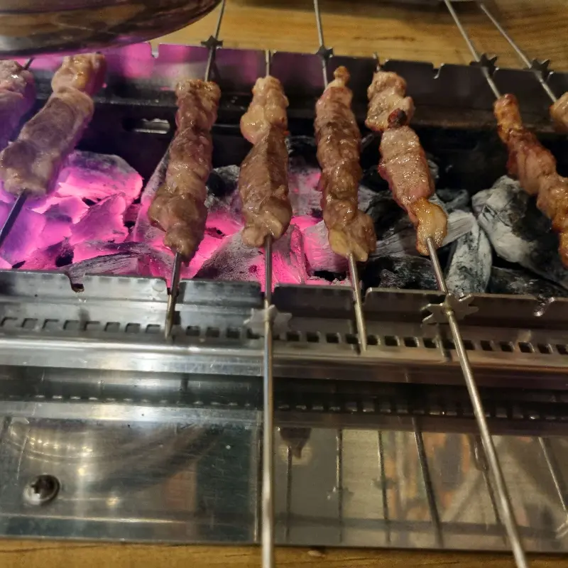 숯불 위에서 익어가는 양꼬치